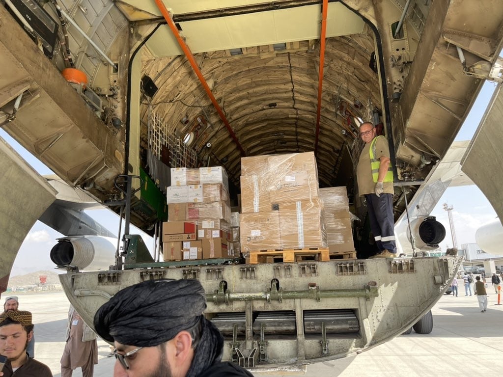مساعدات إماراتية تصل مطار كابل watanserb.com