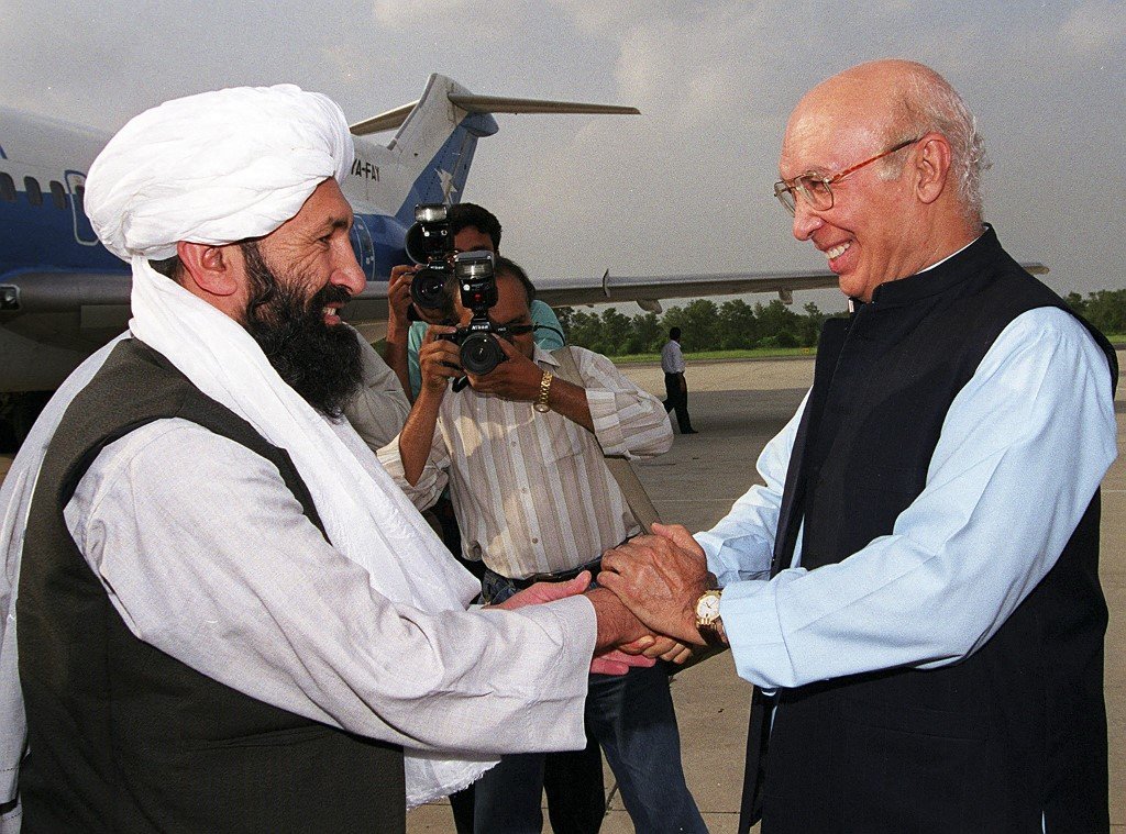 وزير الخارجية الباكستاني يستقبل نظيره من حركة طالبان الأفغانية الملا أخوند بالقرب من إسلام أباد في أغسطس 1999 وكالة الصحافة الفرنسية