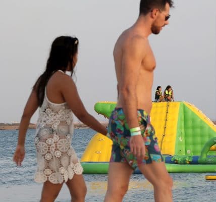 فتاة وشاب على أحد الشواطئ في السعودية