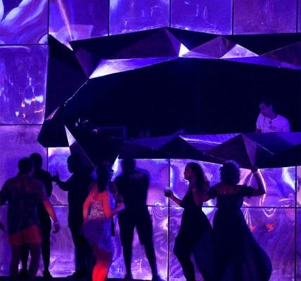 حفلات رقص على أحد شواطئ السعودية