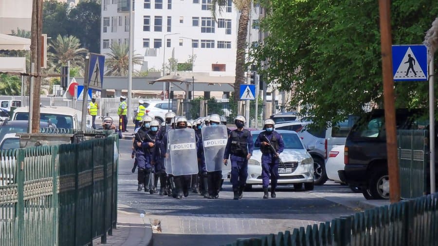 مطاردة واعتقالات بمحيط السفارة الإسرائيلية في المنامة