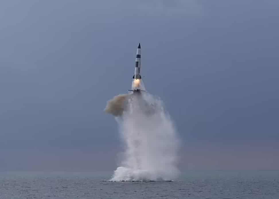 البحرية الكورية الشمالية تجري تجربة إطلاق صاروخ باليستي مطور من غواصة watanserb.com