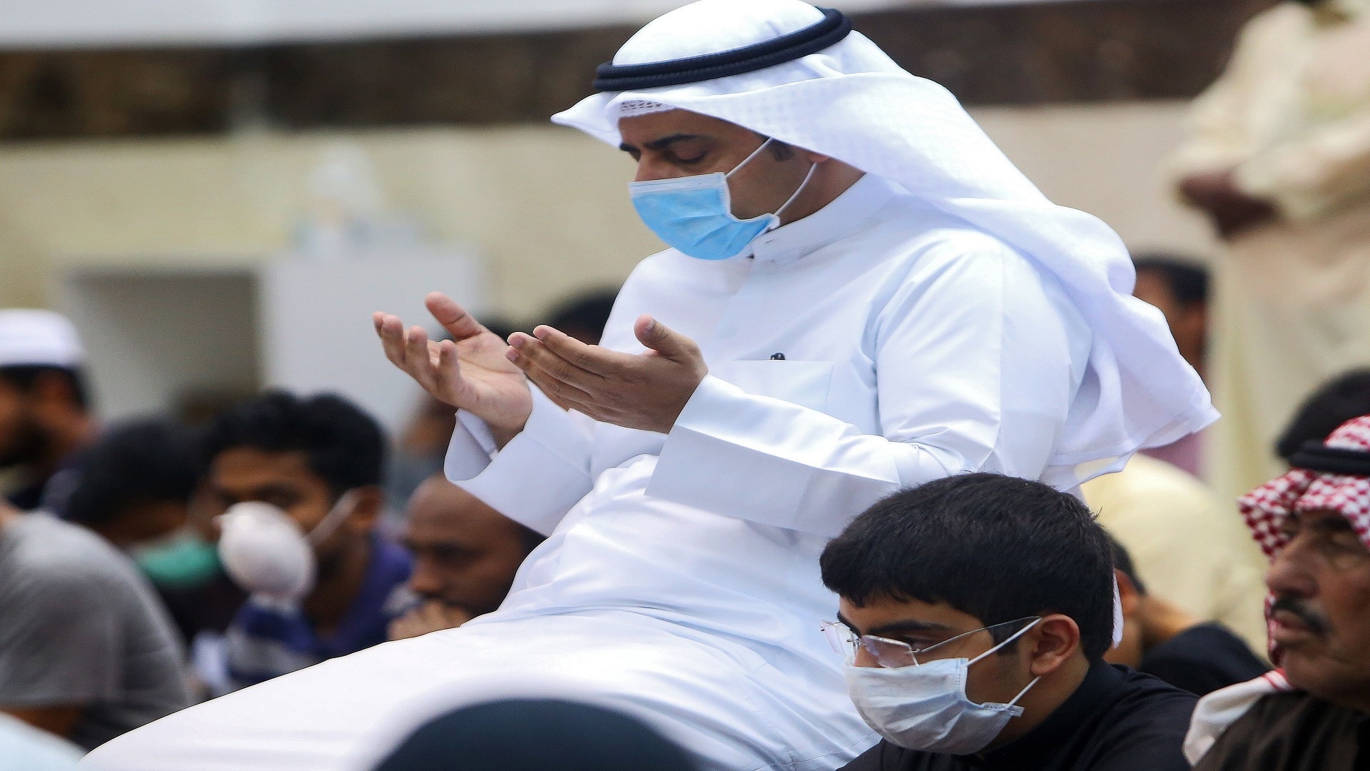 Muslim men wearing protective masks perform Friday prayers at a mosque in Kuwait City on February 28, 2020. - Kuwait's Ministry of Awqaf and Islamic Affairs set the Friday prayer sermon to not exceed 10 minutes, and to discuss precautions against COVID-19 coronavirus disease infections. Kuwait has recorded 43 coronavirus cases since its outbreak, the United Arab Emirates reported 13, while Bahrain has 33, and Oman is at four cases. Government institutions in the gulf country suspended the use of fingerprint recognition to clock in and out. (Photo by YASSER AL-ZAYYAT / AFP) (Photo by YASSER AL-ZAYYAT/AFP via Getty Images) watanserb.com