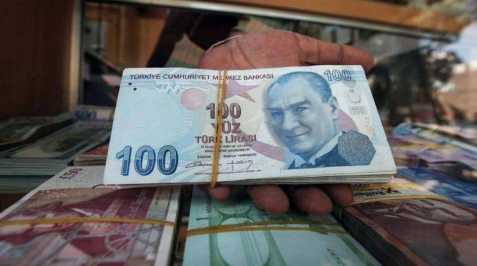 لا تزال الليرة التركية تواصل التراجع أمام الدولار بعد قرار البنك المركزي التركي خفض سعر الفائدة الرئيسي watanserb.com