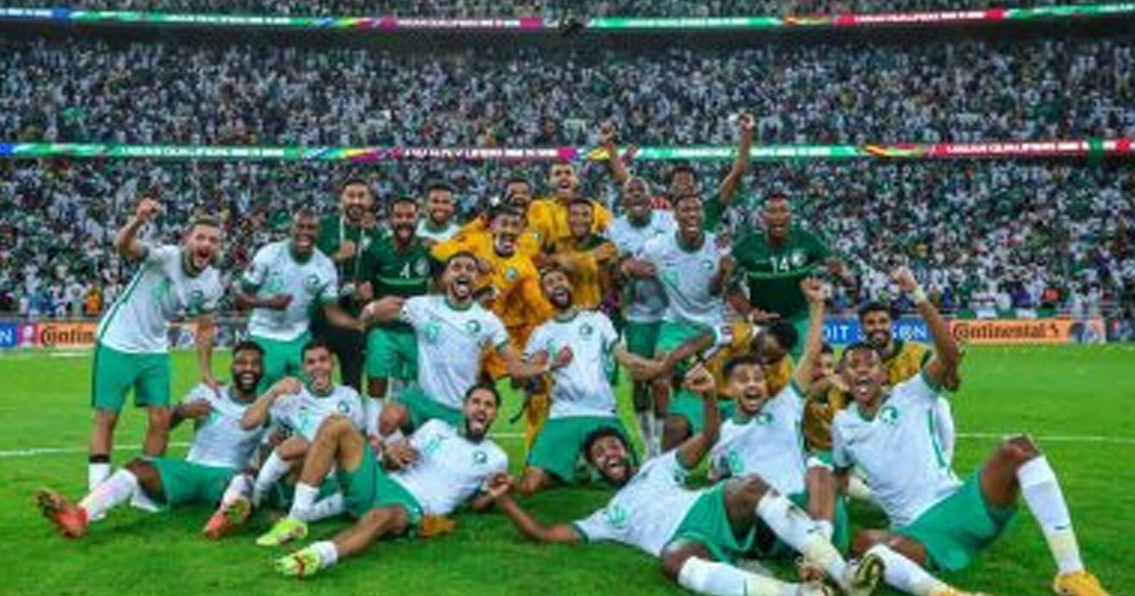 احتفال منتخب السعودية بعد الفوز على اليابان في تصفيات كأس العالم watanserb.com