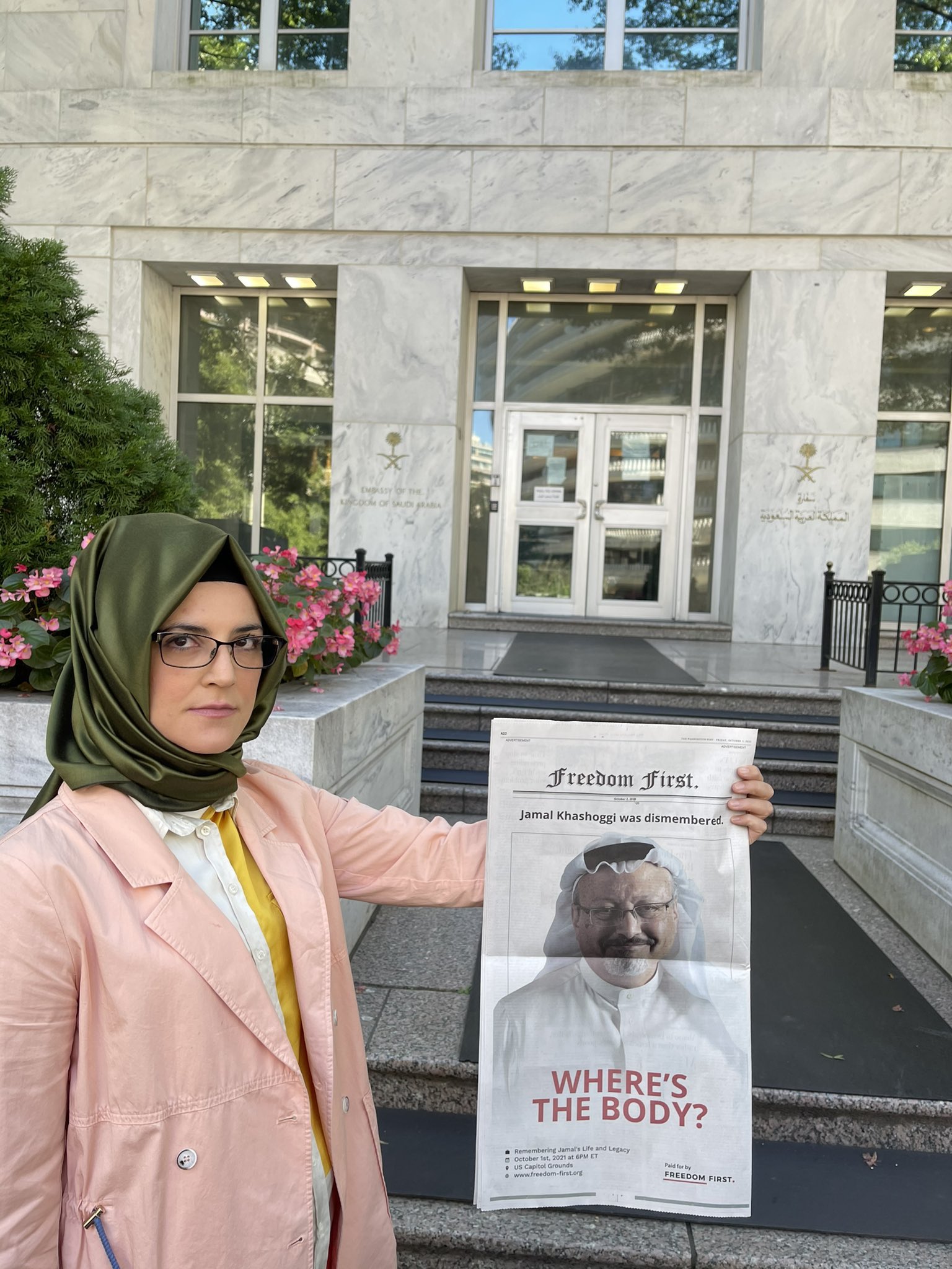 خطيبة جمال خاشقجي، خديجة جنكيز تعرض صحيفة على غلافها صورة خاشقجي وعنوان الصحيفة: أين جثته؟
