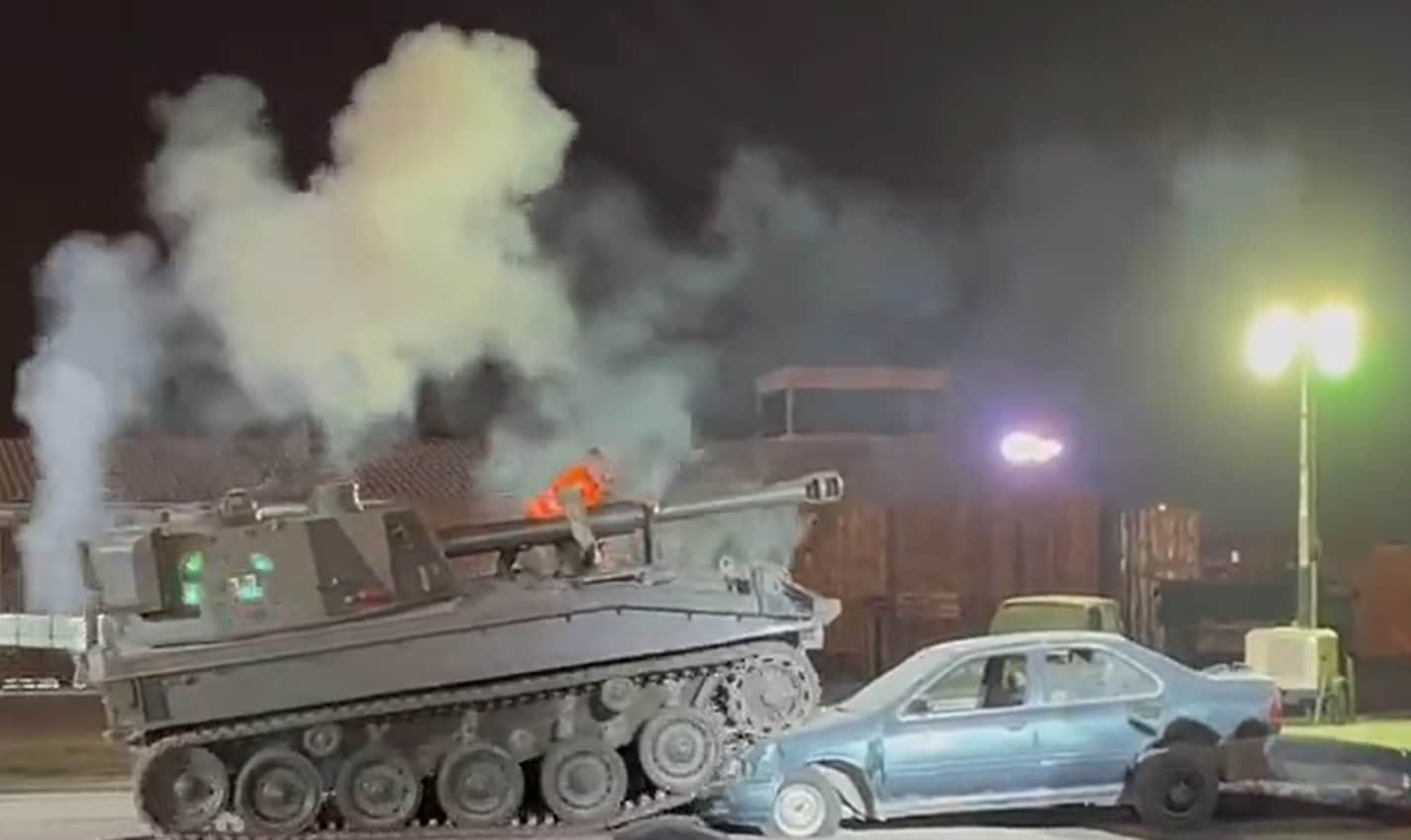 دبابة تدهس سيارة في موسم الرياض watanserb.com