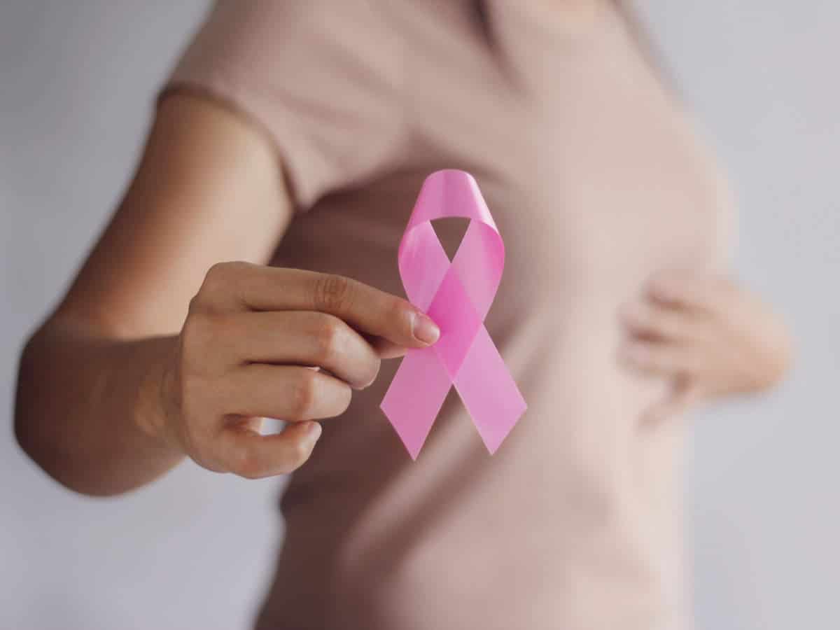 هناك العديد من العلامات التي تنبه لوجود سرطان الثدي watanserb.com