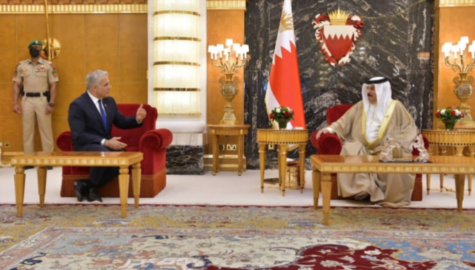 ملك البحرين حمد بن عيسى آل خليفة أثناء لقائه وزير الخارجية الإسرائيلي يائير لبيد