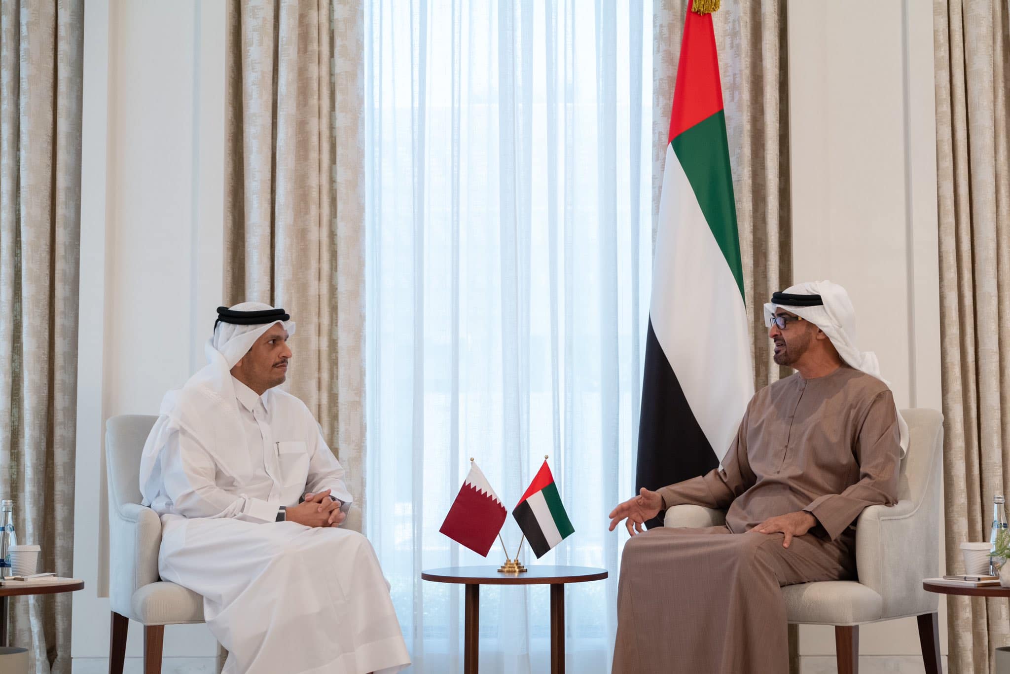 وزير الخارجية القطري يلتقي محمد بن زايد