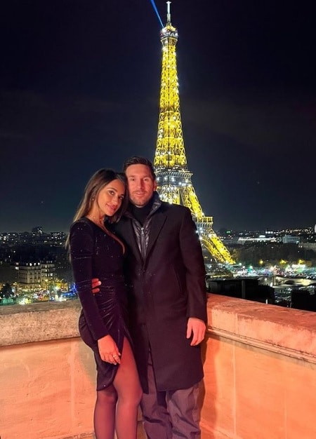 ميسي وزوجته في لقطة مثيرة أمام برج إيفل وجورجينا تعلق (صور) 1