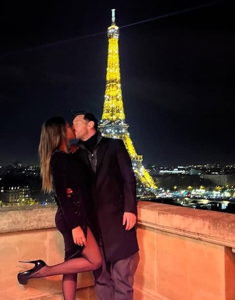 ميسي وزوجته في لقطة مثيرة أمام برج إيفل وجورجينا تعلق (صور) 3