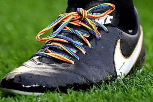 أربطة أحذية متعددة الألوان بلون قوس قزح للتعبير عن دعم المثلية الجنسية