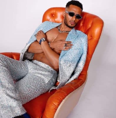 محمد رمضان بوضعيات مثيرة في أحضان ممثلة شهيرة على غلاف مجلة هندية (صور) 12