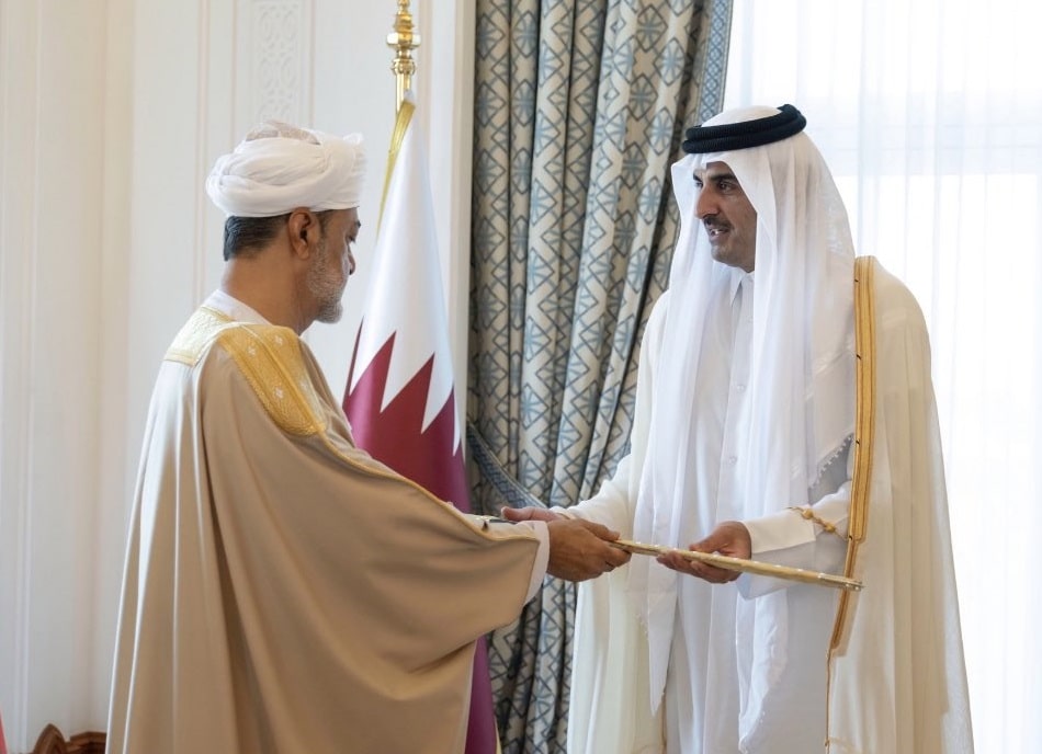 أمير قطر يهدي سلطان عمان سيف المؤسس خلال زيارته قطر watanserb.com