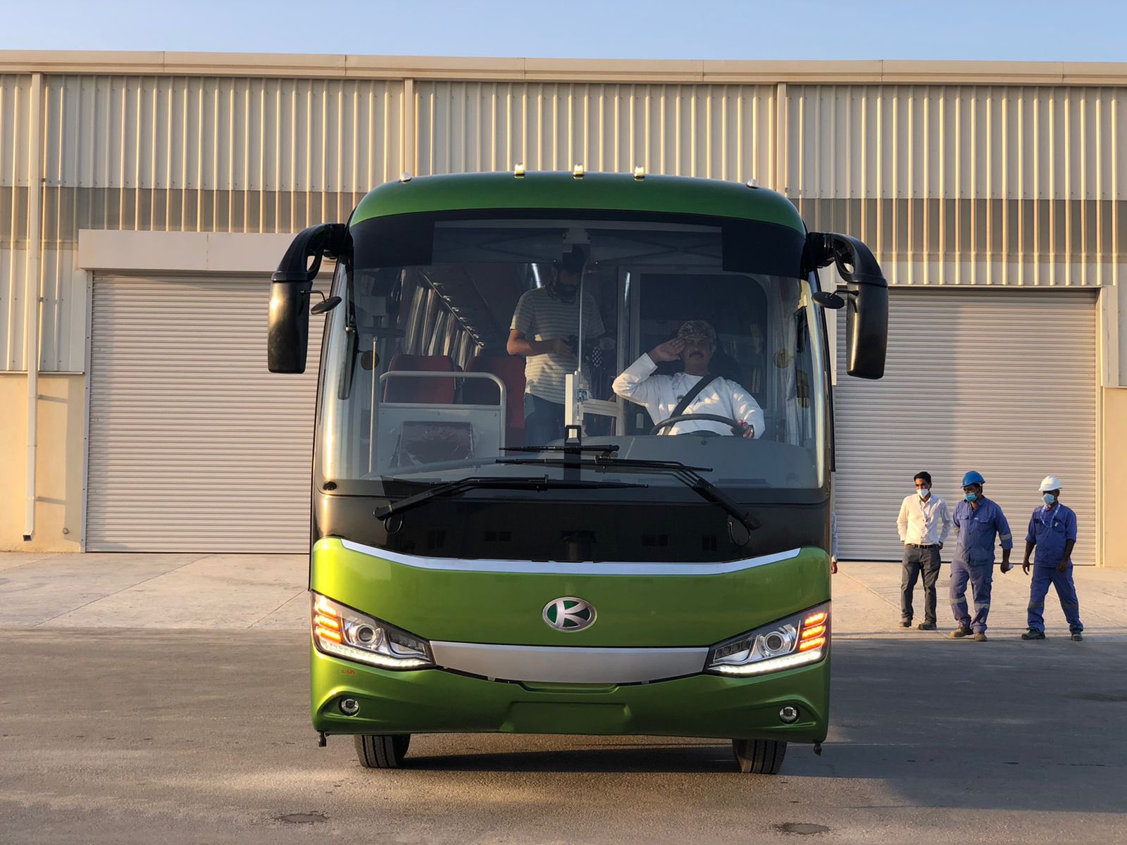 أول حافلة تنتج من مصنع شركة كروة موتورز باستثمار قطري عُماني watanserb.com