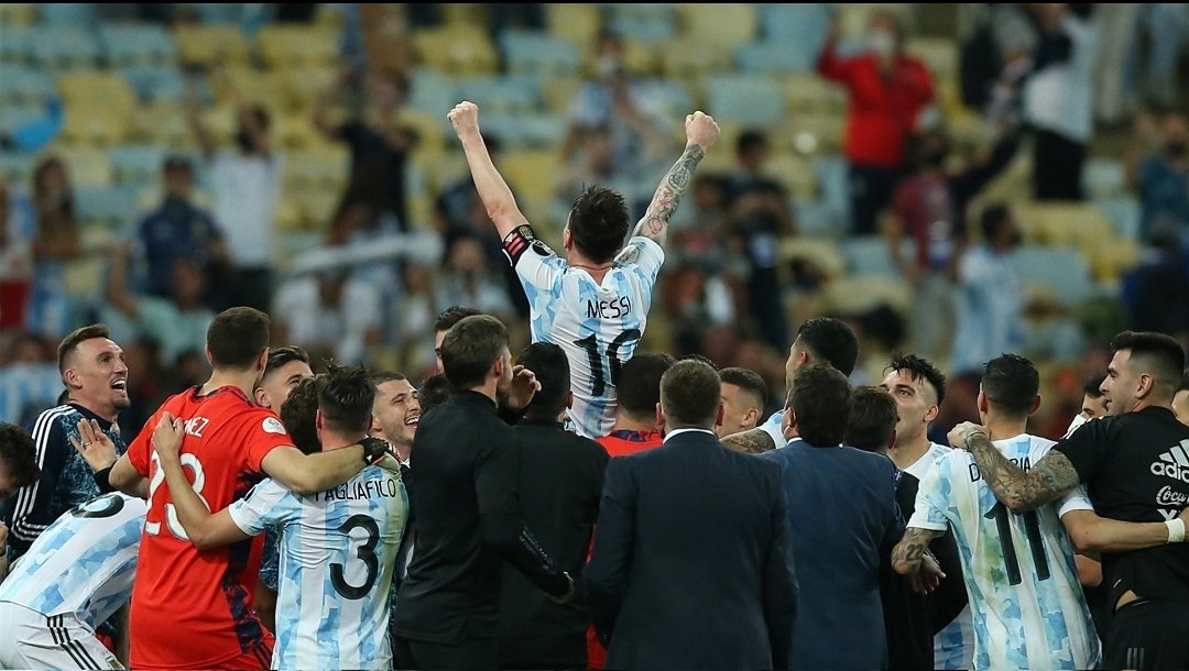احتفال منتخب الأرجنتين بالتأهل إلى مونديال كأس العالم 2022 watanserb.com