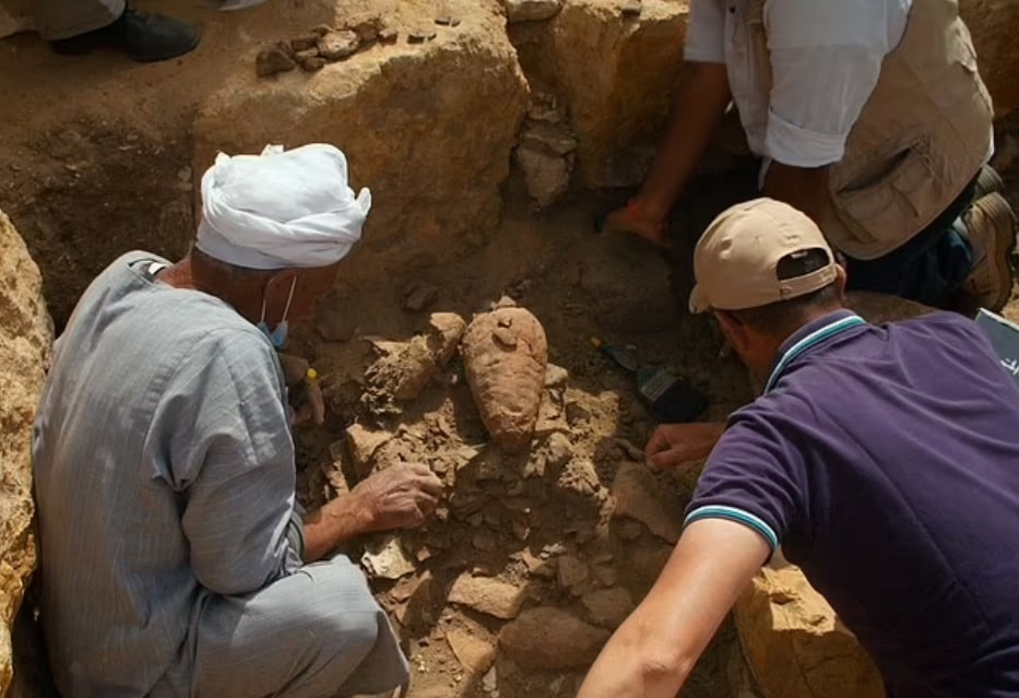 العثور على أحد معابد الشمس الستة المفقودة من قبل علماء الآثار في الصحراء المصرية watanserb.com