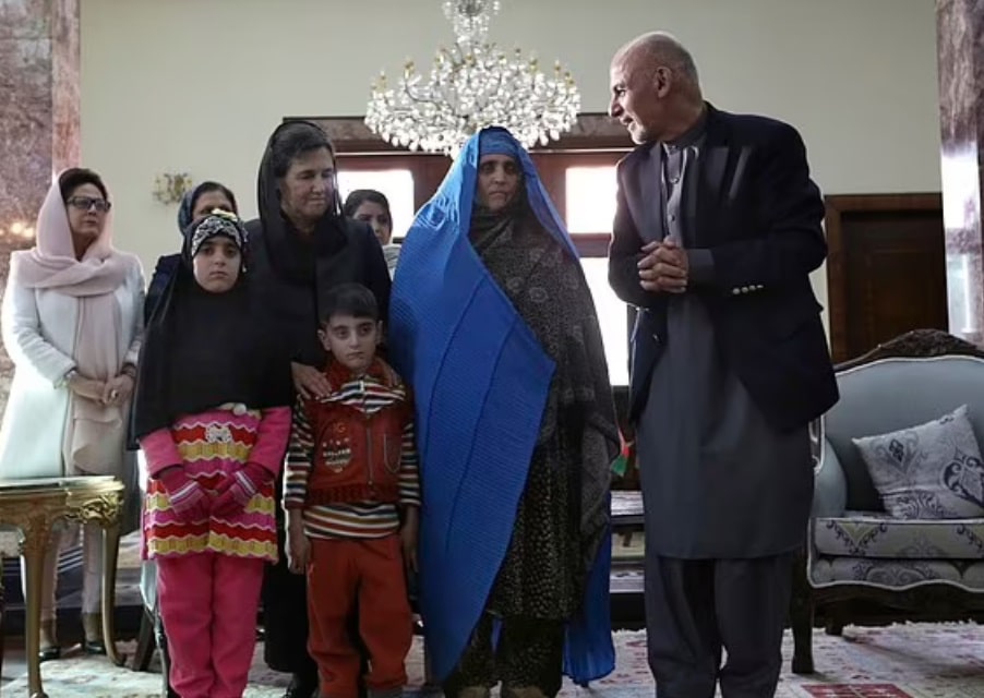 تم ترحيل غولا إلى أفغانستان والتقت بالرئيس أشرف غني في القصر الرئاسي عندما عادت إلى البلد الذي مزقته الحرب في عام 2016