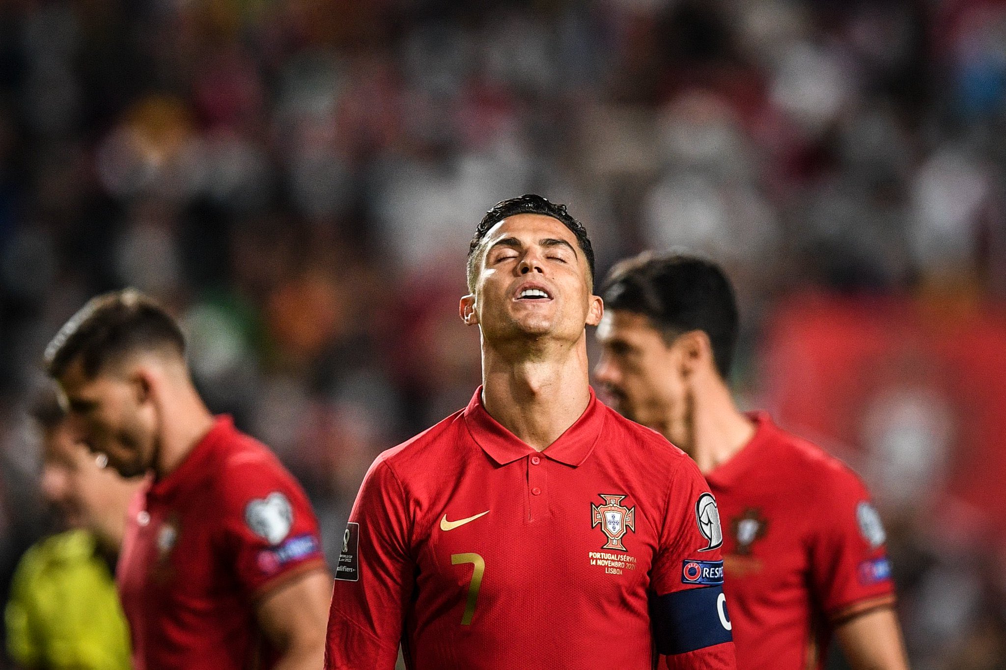 حزن رنالدو بعد الفشل في تأهل منتخب البرتغال إلى كأس العالم 2022 watanserb.com