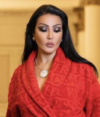 سمية الخشاب تحتفل بفوز الأهلي المصري بروب استحمام أحمر