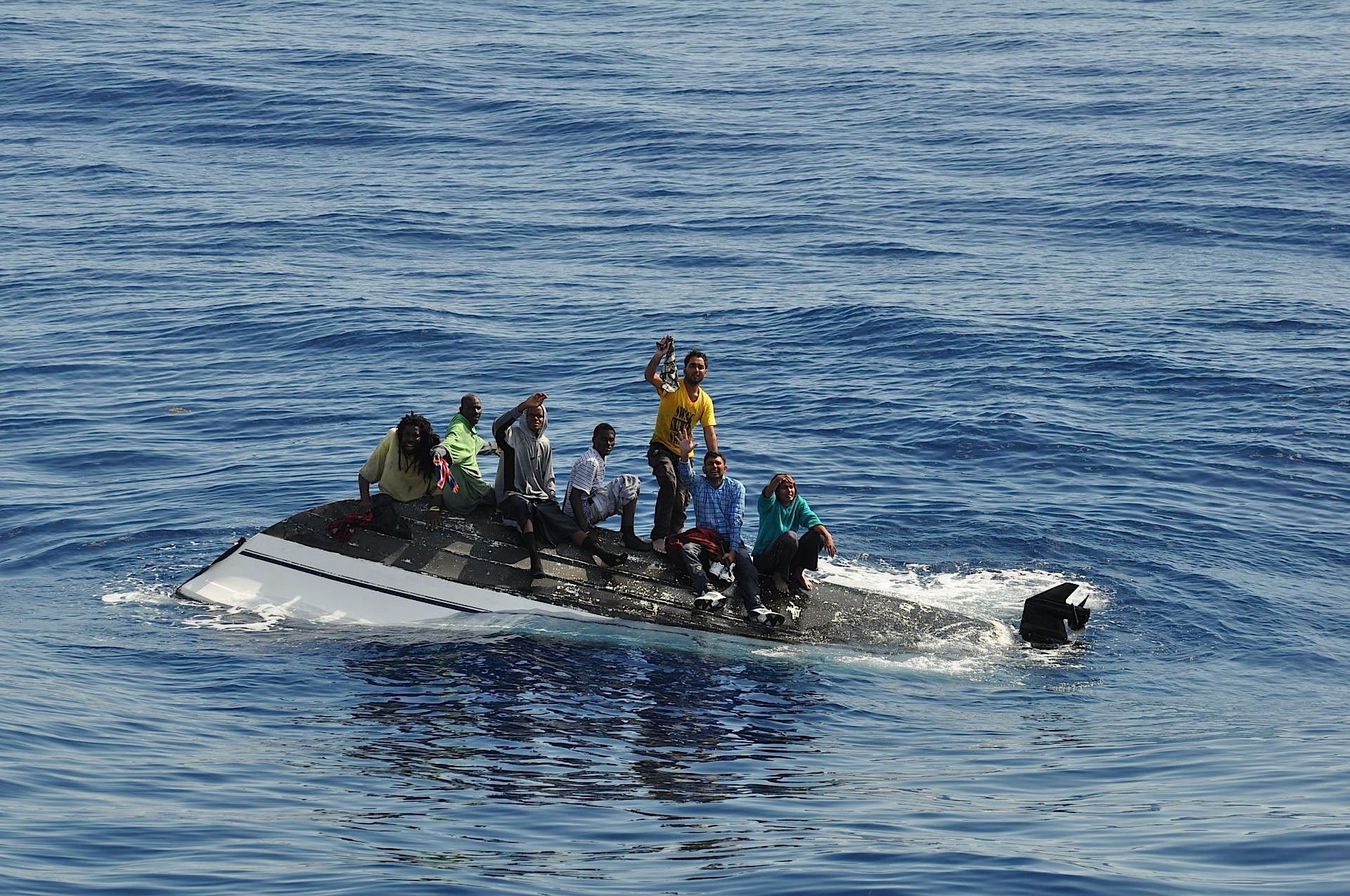 لقي ما لا يقل عن 27 مهاجرا مصرعهم أثناء محاولتهم عبور بحر المانش (القنال الإنجليزي) إلى بريطانيا watanserb.com
