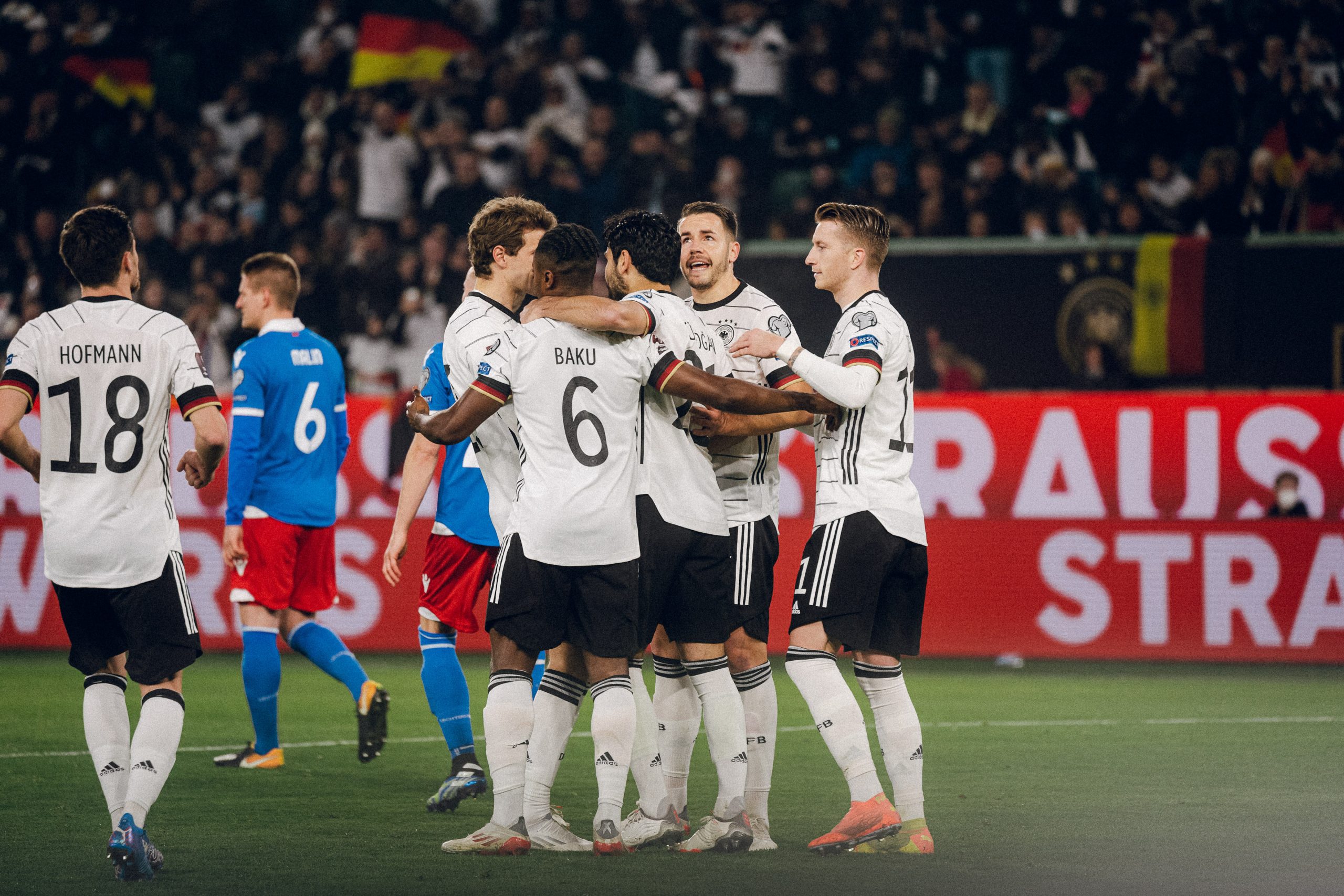 احتفال نجوم منتخب ألمانيا بعد تسجيله هدف في شباك ليختنشتاين watanserb.com