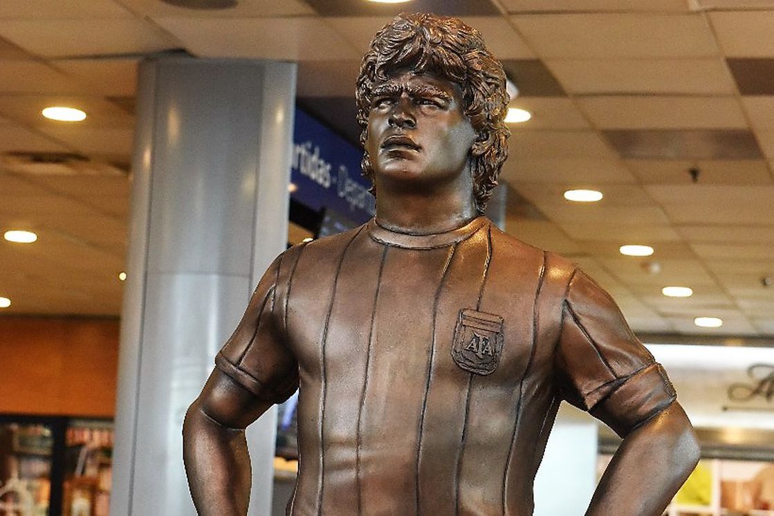تمثال الأسطورة مارادونا في مطار دولي في دولة الأرجنتين
