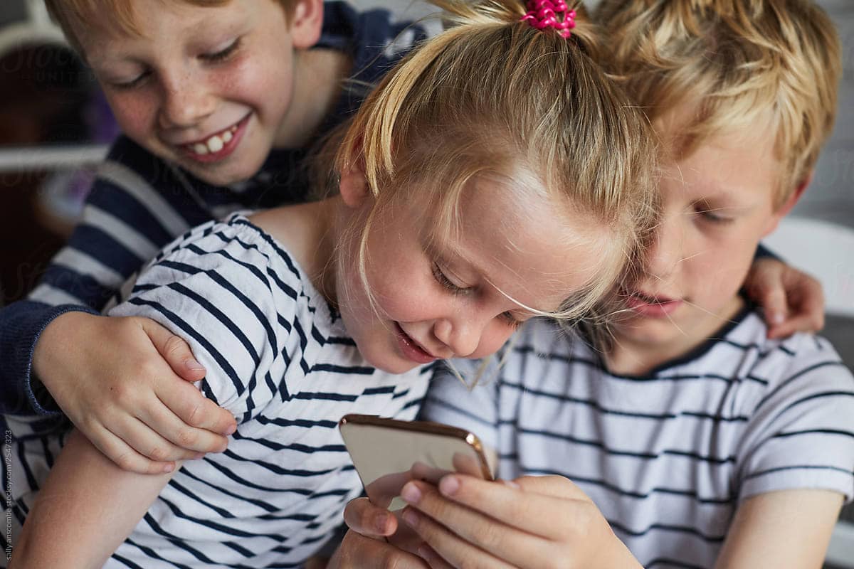 ادمان الأطفال على الهواتف المحمولة له عواقب وخيمة على نشأتهم watanserb.com