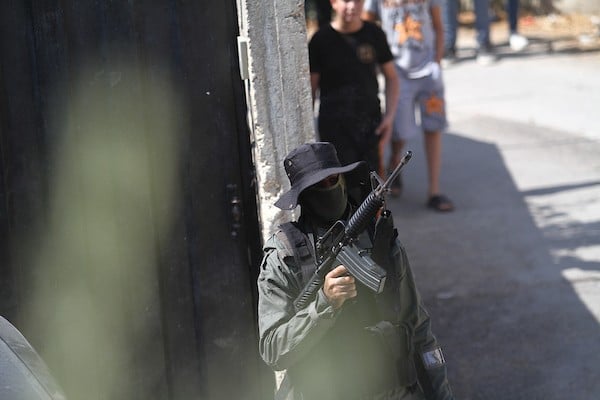اشتباكات عنيفة في طوباس بين مقاومين وقوات الاحتلال watanserb.com