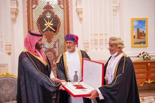السلطان هيثم بن طارق يمنح محمد بن سلمان وسام عمان المدني
