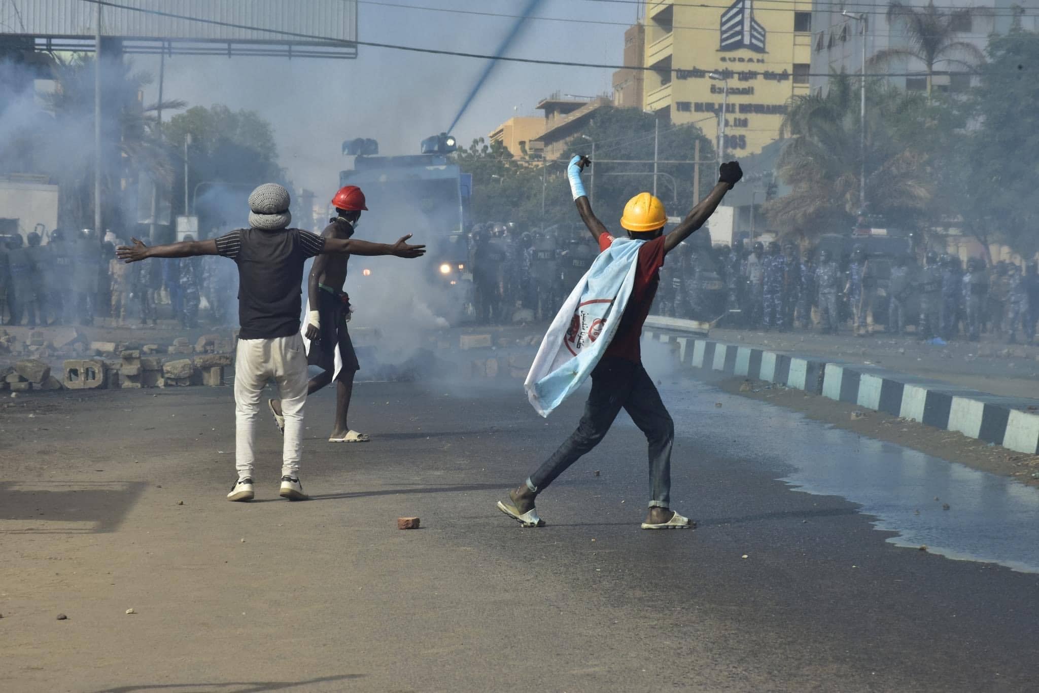 اشتباكات بين سودانيين محتجين على الانقلاب العسكري وقوات الامن