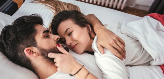 النوم مع شريكك يحسن العلاقة الزوجية
