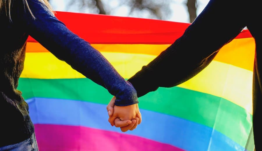 طالبة سعودية تكشف عن انتشار "المثلية" بين طالبات مدرستها watanserb.com