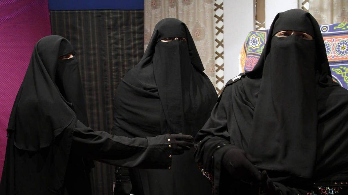 سعودي وزوجته في مطار واشنطن watanserb.com