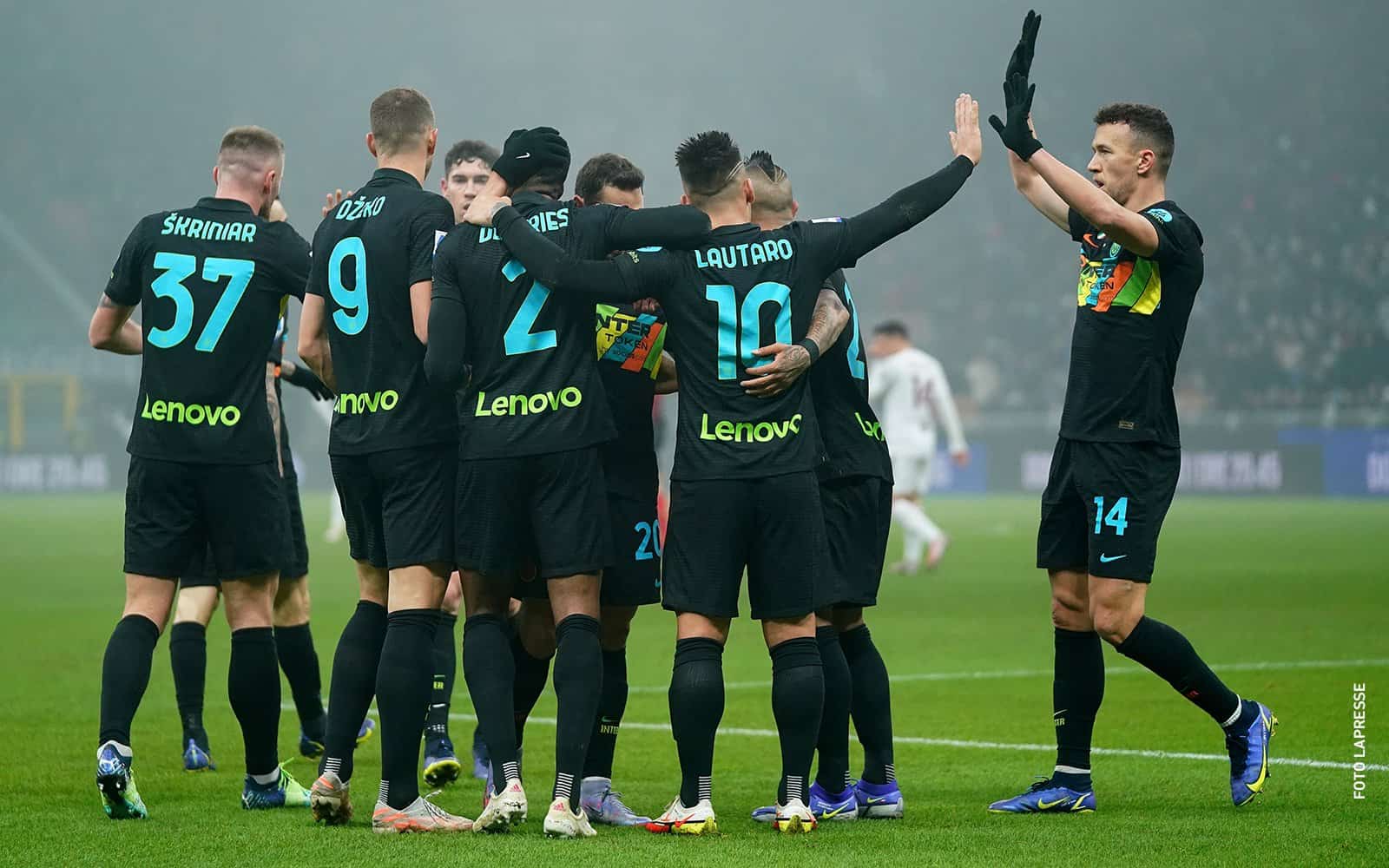 احتفال فريق إنتر ميلان بعد الفوز على تورينو مع صارة الدوري الإيطالي watanserb.com