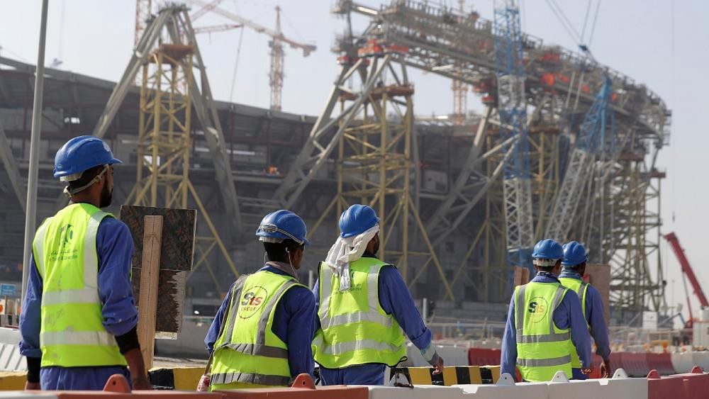 قطر تجبر المقاولين على دفع تعويضات بالملايين لعمال ملاعب مونديال 2022 watanserb.com