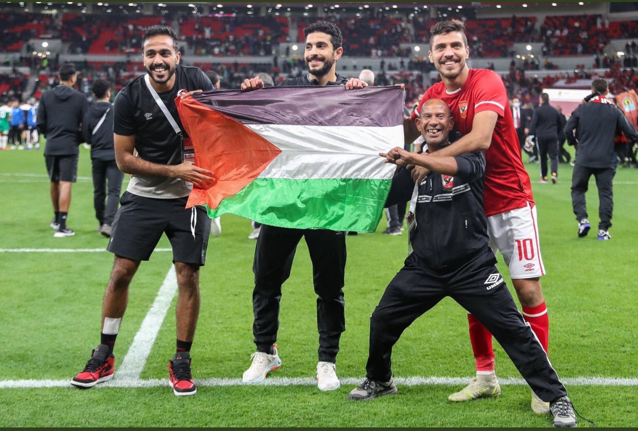 علم فلسطين حاضر في احتفال الأهلي المصري أثناء التتويج بكأس السوبر الأفريقي 2021 watanserb.com