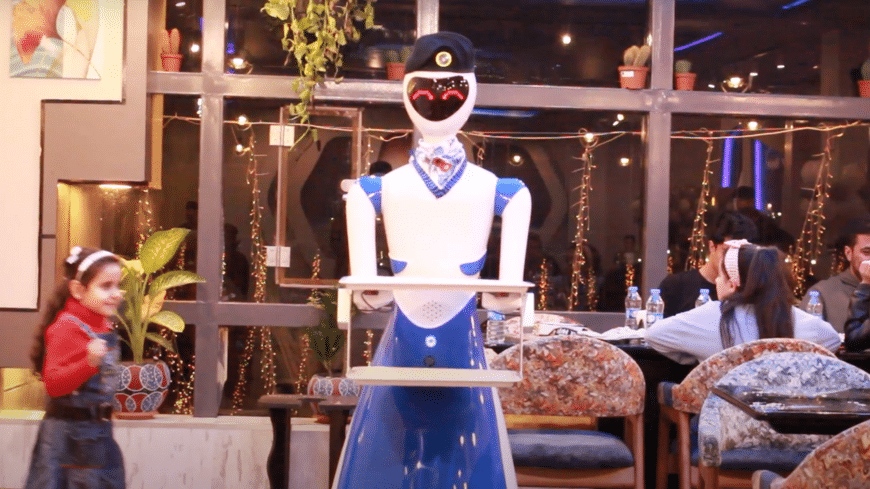مطعم في الموصل يستخدم الروبوت watanserb.com