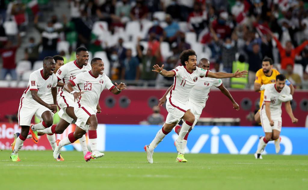 احتفال منتخب قطر بعد الفوز على عمان في بطولة كأس العرب 2021 watanserb.com
