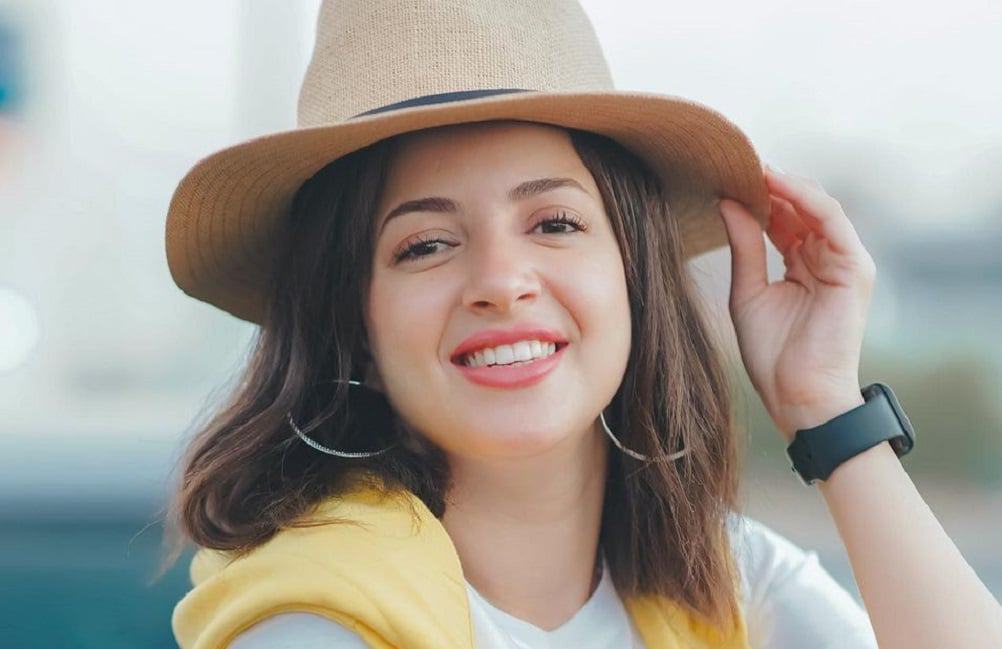 منى فارق بفستان ضيق يُبرز أنوثتها ولم تسلم من التعليقات الجارحة watanserb.com