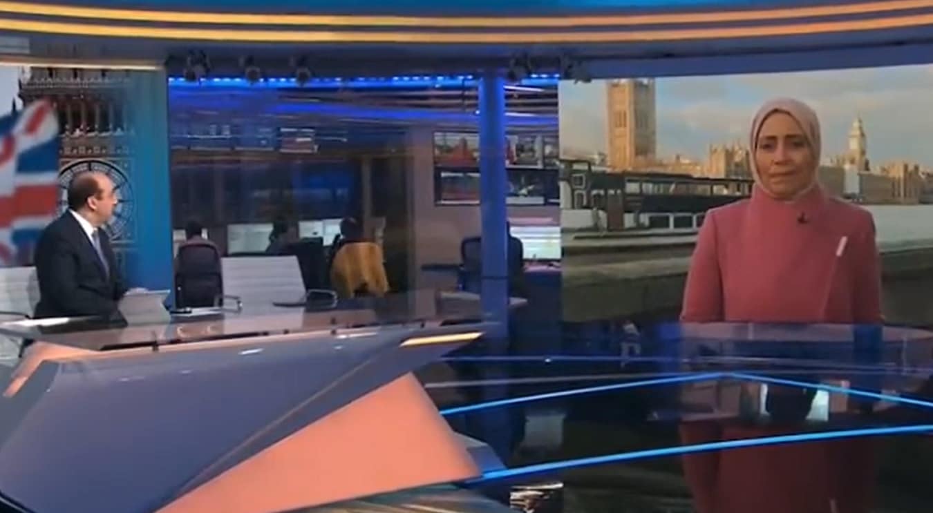 مراسلة الجزيرة في لندن ترتدي الحجاب .. ماذا قال لها مذيع القناة على  الهواء؟! (فيديو)