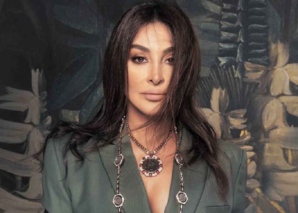 إليسا تتراقص بروب الاستحمام قبل حفلتها بالإمارات! (فيديو) watanserb.com