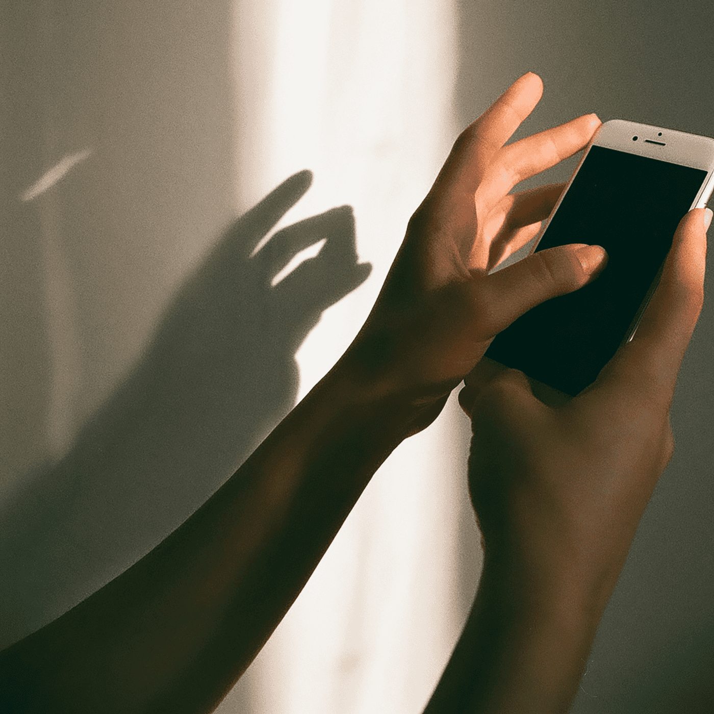 مصر.. شاب يستدرج فنانة شهيرة عبر رسائل جنسية! watanserb.com