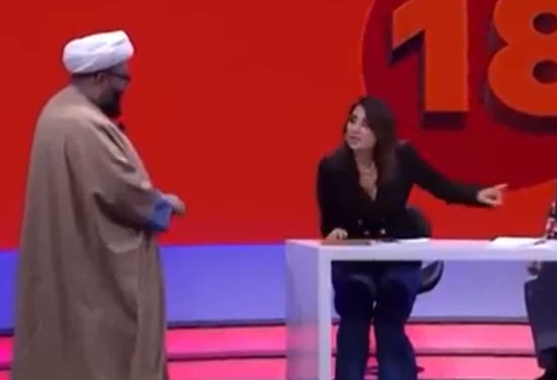 الشيخ محمد علي الفوعاني يرفض الجلوس جنب رابعة الزيات watanserb.com