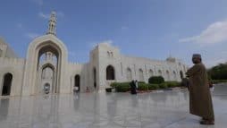 اللجنة العليا في سلطنة عمان تقرر عدم إقامة صلاة الجمعة watanserb.com