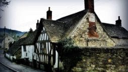 قطة محنطة وعظام أطفال.. (شاهد) المنزل الأكثر رعبا في العالم watanserb.com