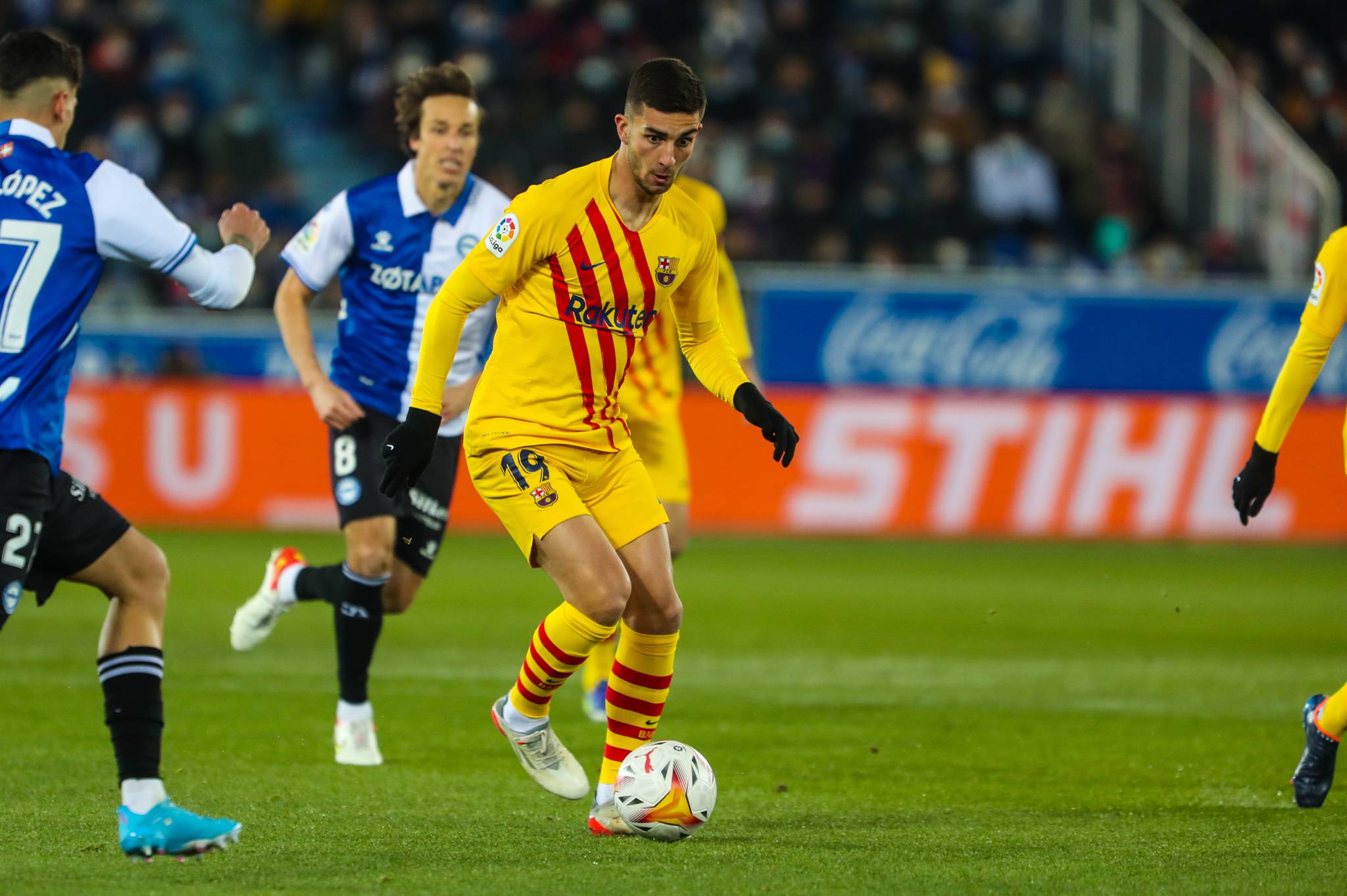 مباراة برشلونة وألافيس في منافسات الدوري الإسباني watanserb.com
