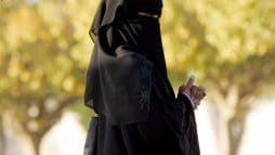 فتاة سعودية تنفعل على الشرطة وتهددهم باللجوء إلى المقام السامي بعد تعرضها للتحرش watanserb.com