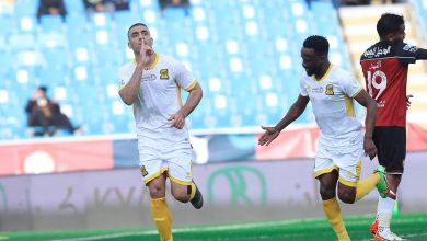 احتفال المغربي حمد الله بعد إحرازه الهدف الأول مع الاتحاد السعودي watanserb.com